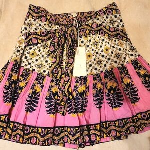 Brand new with tags Love the Label mini skirt in the stunning Zina print 🌸